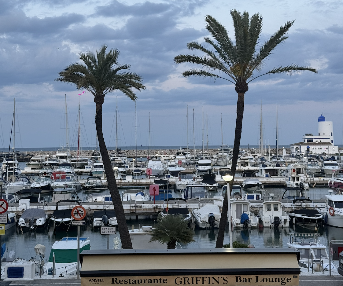 Terras in de herfstzon aan de boulevard van Estepona